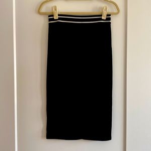 Sporty and chic black midi skirt